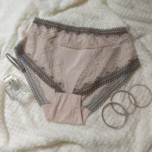 Figi beżowe z koronką