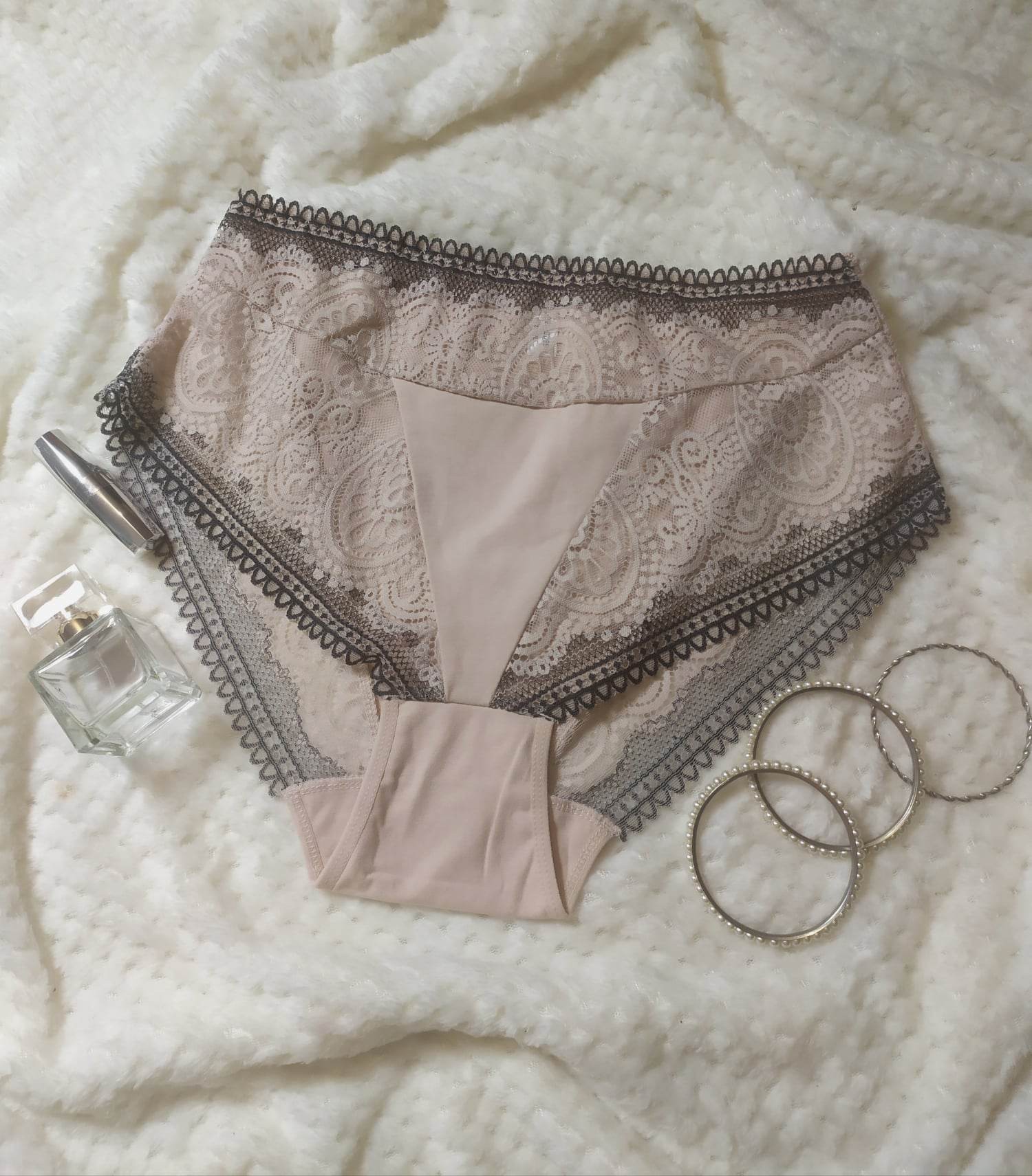 Figi beżowe z koronką