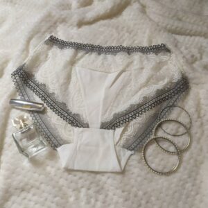 Figi ecri z koronką