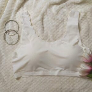 Gładki stanik sportowy.