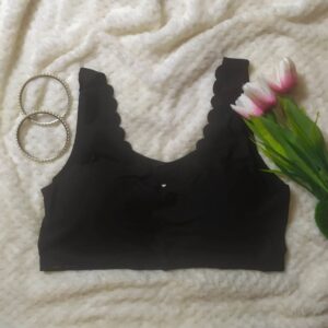 Gładki stanik sportowy w kolorze czarnym.