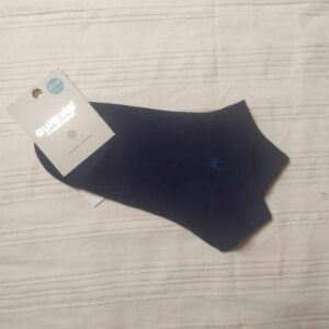 Klasyczne stopki w kolorze granatowym.