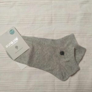 Klasyczne stopki w kolorze popielatym.