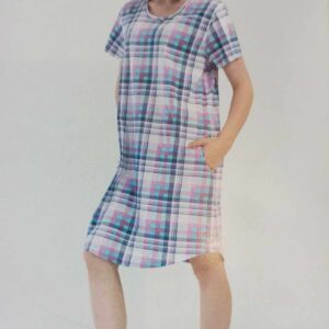 Koszulka nocna w kolorową kratę.