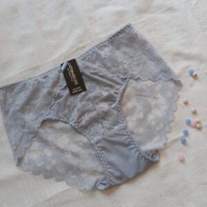 Damskie figi bawełniane z dodatkiem eleganckiej koronki w kolorze jasnej szarości.