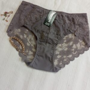 Damskie figi bawełniane z dodatkiem eleganckiej koronki - ciemny beż.