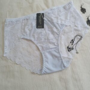 Majtki bawełniane z dodatkiem eleganckiej koronki - białe.