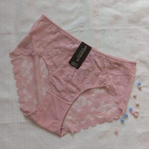 Damskie figi bawełniane z dodatkiem eleganckiej koronki w kolorze różowym.