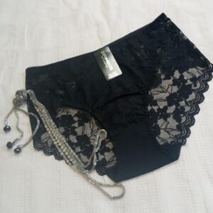 Majtki bawełniane z dodatkiem eleganckiej koronki w kolorze czarnym.