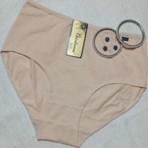 Damskie figi bawełniane, wyższy stan - kolor beżowy.