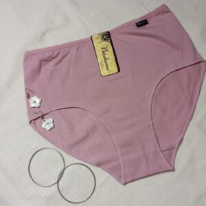Majtki damskie bawełniane w kolorze różowym.