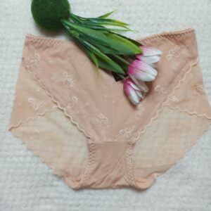 Majtki damskie z dodatkiem eleganckiej koronki.