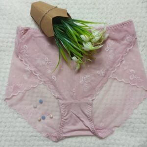 Majtki damskie z dodatkiem eleganckiej koronki.