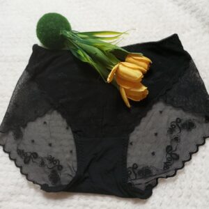 Majtki damskie z dodatkiem eleganckiej koronki.