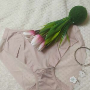 Majtki pod letnie ubrania z siateczką na pośladkach.