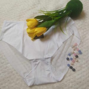 Majtki pod letnie ubrania z siateczką na pośladkach.