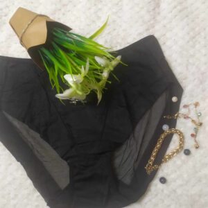 Majtki pod letnie ubrania z siateczką na pośladkach.