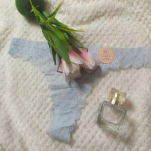 Majtki typu stringi koronkowe.