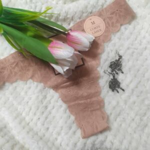 Majtki typu stringi koronkowe.