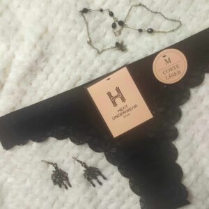 Majtki typu stringi koronkowe.