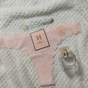 Majtki typu stringi koronkowe.