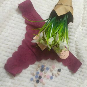 Majtki typu stringi koronkowe.