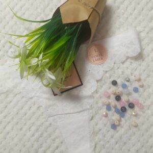 Majtki typu stringi koronkowe.