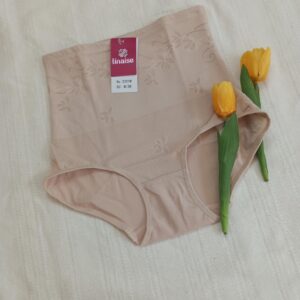 Majtki wyszczuplające w kolorze beżowym.