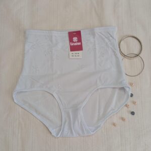 Majtki wyszczuplające w kolorze białym.