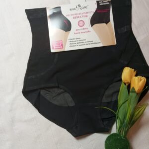 Majtki wyszczuplające z wysokim stanem.