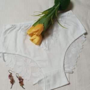 Majtki z dodatkiem koronki.