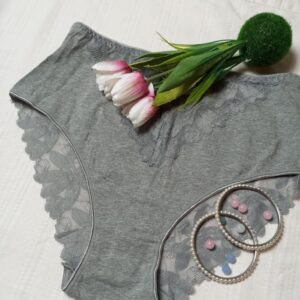 Majtki z dodatkiem koronki.