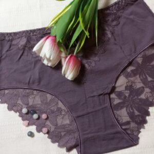 Majtki z dodatkiem koronki.