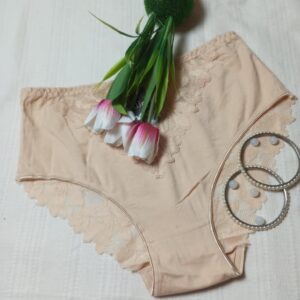 Majtki z dodatkiem koronki.