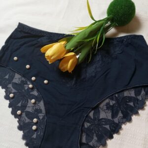 Majtki z dodatkiem koronki.