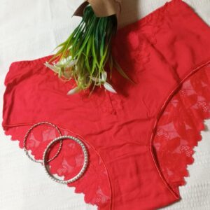 Majtki z dodatkiem koronki.