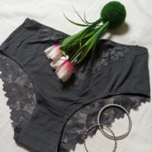 Majtki z dodatkiem koronki.