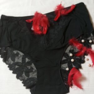 Majtki z dodatkiem koronki.