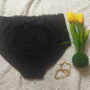 Majtki z wysokim stanem w kolorze czarnym.