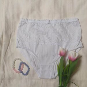 Majtki z wysokim stanem w kolorze białym.