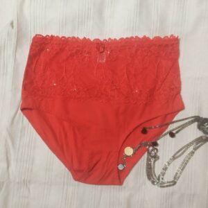 Majtki z wysokim stanem w kolorze czerwonym.