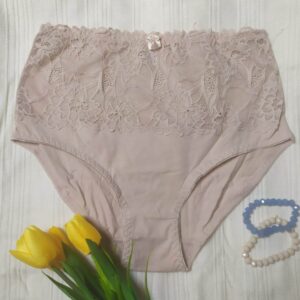 Majtki z wysokim stanem w kolorze jasnego beżu.