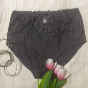 Majtki z wysokim stanem w kolorze ciemnoszarym.