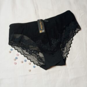 Tanie figi damskie ozdobione delikatną koronką - czarne.