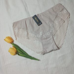 Tanie figi damskie ozdobione delikatną koronką - beżowe.