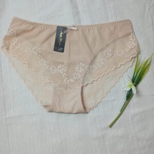 Tanie figi damskie ozdobione delikatną koronką - jasny beż.